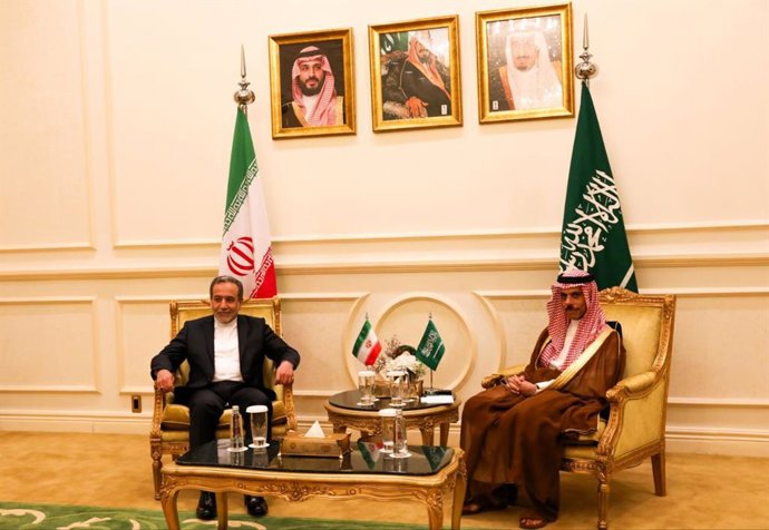 Archivo - El ministro de Asuntos Exteriores de Irán, Abbas Araqchi (izq.), y el ministro de Asuntos Exteriores de Arabia Saudí, Faisal bin Farhan Al Saud (der.), durante una reunión en Yeda.