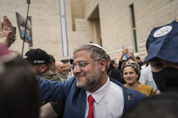 Archivo - Arquivo - 15 de abril de 2026, Jerusalém, Basileia, Suíça: Itamar Ben-Gvir, 49, ministro da Segurança Nacional de Israel, acena para seus apoiadores após um comício em sua defesa, em frente à Suprema Corte de Israel, em Jerusalém.