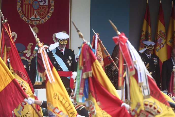 Archivo - El Rey Felipe durante el acto solemne de homenaje a la bandera nacional y desfile militar por el 12 de octubre, Día de la Hispanidad, en la Plaza de Cánovas del Castillo, a 12 de octubre de 2025, en Madrid (España).