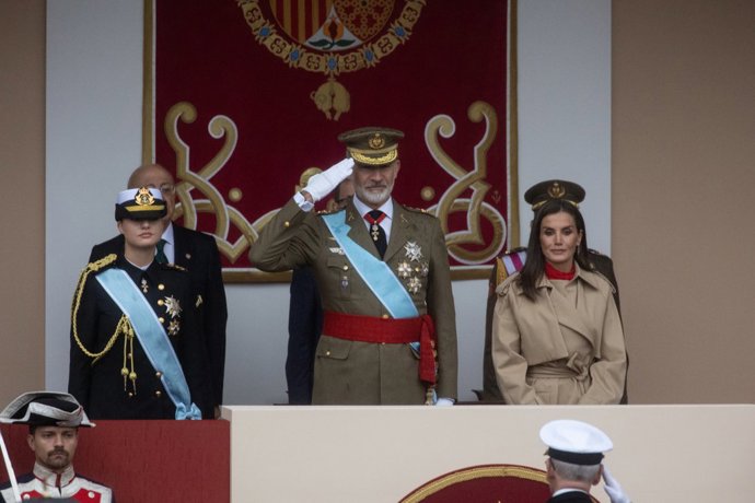 (I-D) La princesa Leonor, el Rey Felipe VI y la Reina Letizia durante el acto solemne de homenaje a la Bandera Nacional y desfile militar por el 12 de octubre, Día de la Hispanidad, en la Plaza de Cánovas del Castillo, a 12 de octubre de 2024, en Madrid 