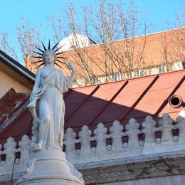 Archivo - La Estatua de la Libertad también tiene una versión 'chulapa' en el distrito de Retiro y es anterior a la de Nueva York