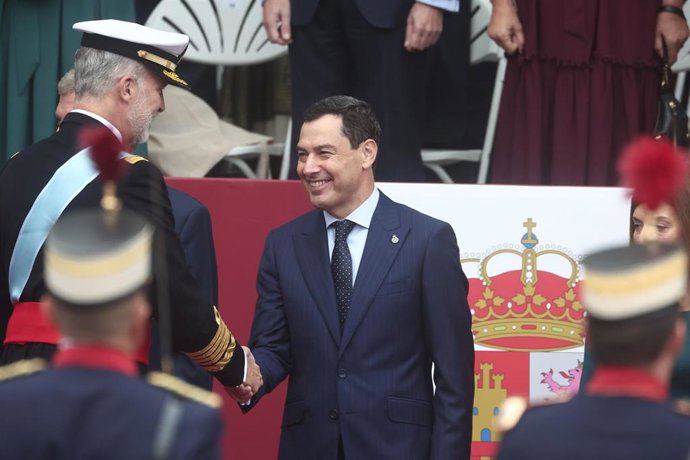 Archivo - El rey Felipe y el presidente de la Junta de Andalucía, Juanma Moreno,  durante el acto solemne de homenaje a la bandera nacional y desfile militar por el 12 de octubre, Día de la Hispanidad, a 12 de octubre de 2025. (Foto de archivo).