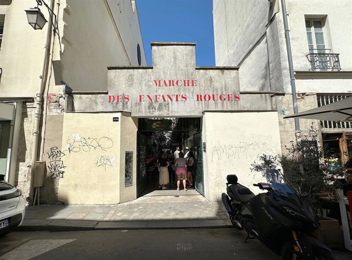 Archivo - Imagen de archivo de una de las puertas del mercado de los Niños Rojos en París.