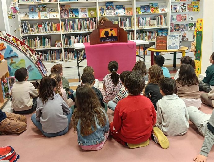 Cuentacuentos en una biblioteca municipal de Murcia