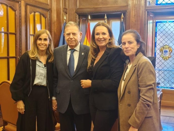El alcalde recibe a miembros de la fundación El Sueño de Vicky