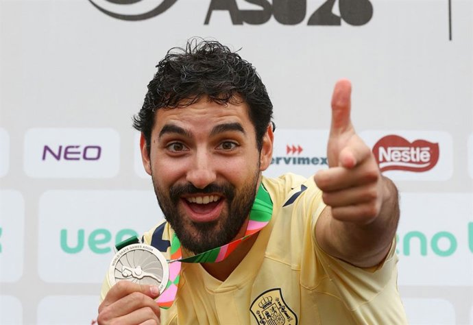 El español Sergio Menéndez, con la medalla de plata ganada en el eslalon de alpino en línea de los WSG 2026