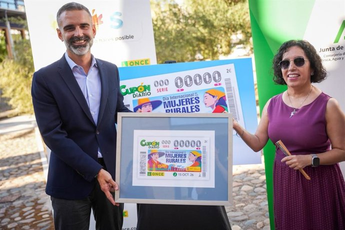 La ONCE presenta su cupón por el Día de las Mujeres Rurales al consejero andaluz de Agricultura, Pesca, Agua y Desarrollo Rural, Ramón Fernández-Pacheco.