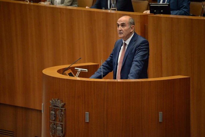 Archivo - El Procurador del Común, Tomás Qintana, presenta su informe en las Cortes de Castilla y León.