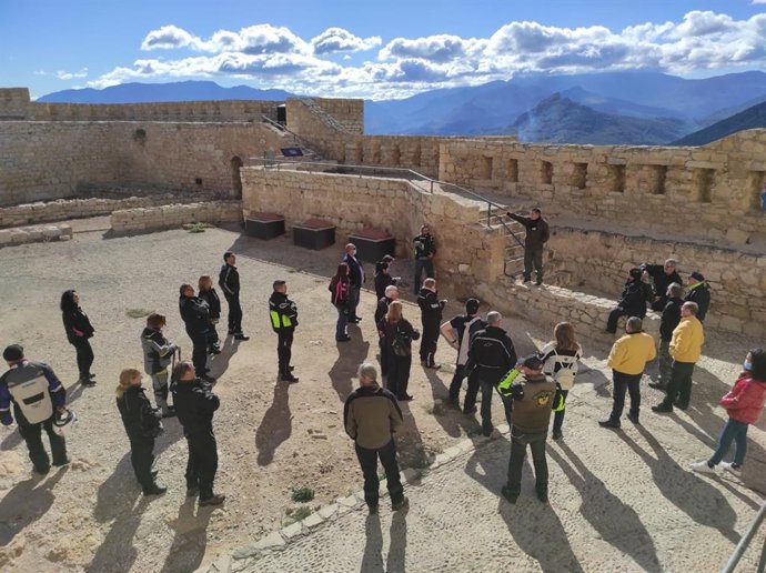 Archivo - Un grupo de turistas en el Castillo de Santa Catalina.