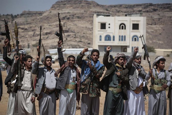 Archivo - Imagen de archivos de rebeldes hutíes en un funeral por víctimas de un ataque de EEUU en Saná (Yemen)
