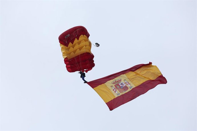 Archivo - Salto paracaidista de la Patrulla Acrobática de Paracaidismo del Ejército del Aire y del Espacio (Papea)