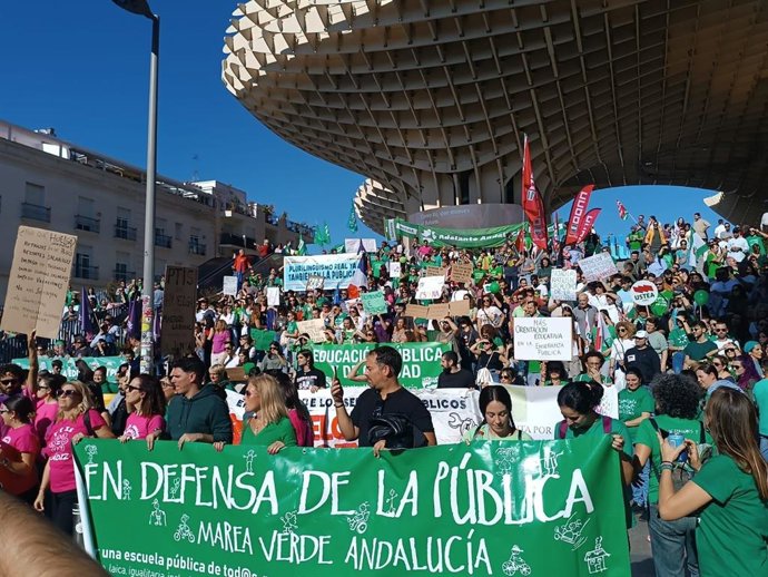 Movilización en las Setas de la Encarnación de Sevilla en defensa de la educación pública.
