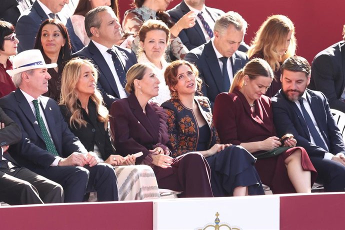 El preidente del Gobierno de Aragón, Jorge Azcón (con sombrero), presenciando el Desfile del 12 de octubre, con motivo del Día de la Hispanidad.