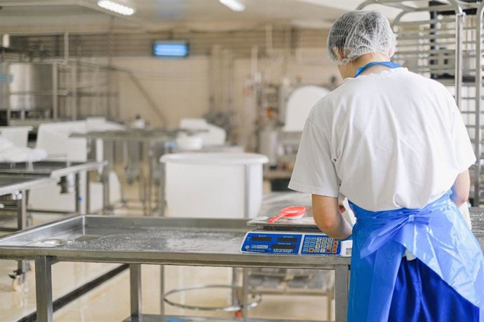 Una trabajadora en una empresa de Castilla y León.