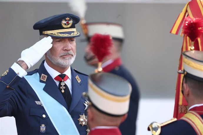 El Rey Felipe VI durante el acto solemne de homenaje a la bandera nacional y desfile militar por el 12 de octubre, Día de la Hispanidad, en la Plaza de Cánovas del Castillo, a 12 de octubre de 2026, en Madrid (España). Los actos comienzan con el izado de 