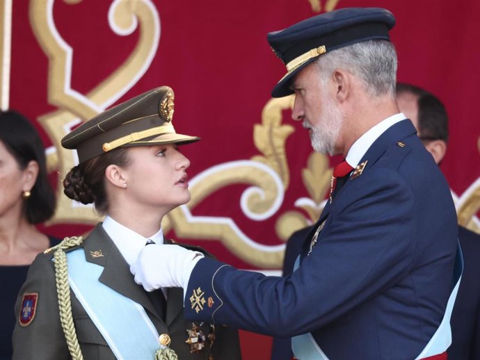 La Princesa Leonor, de uniforme en el desfile del 12 de octubre: la anécdota que ha protagonizado junto al Rey Felipe
