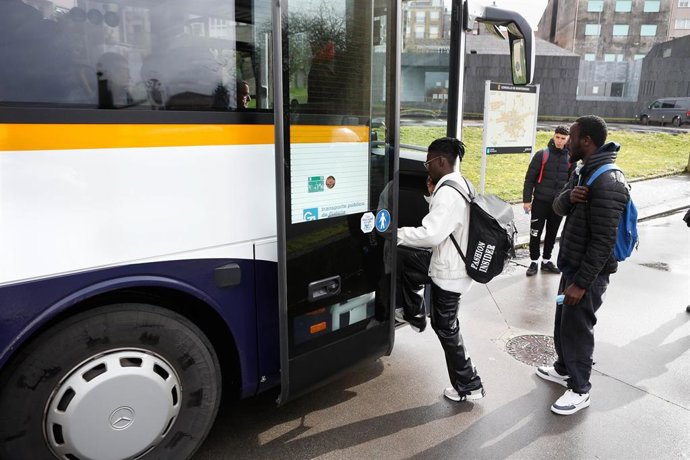 Archivo - Varios migrantes durante una acción de protesta por la expulsión de dos migrantes del centro de Monterroso, a 25 de febrero de 2025, en Monterroso, Lugo