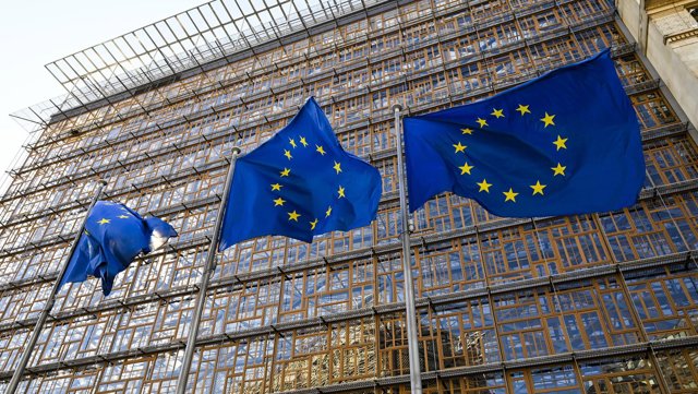 Archivo - Banderas de la UE frente al edificio Europa, sede del Consejo Europeo