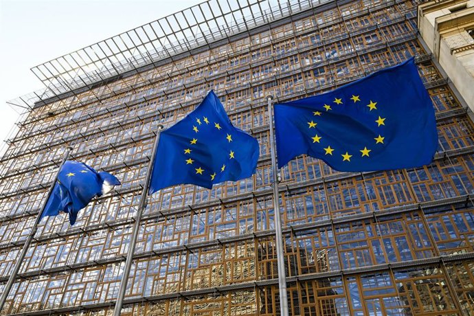Archivo - Banderas de la UE frente al edificio Europa, sede del Consejo Europeo