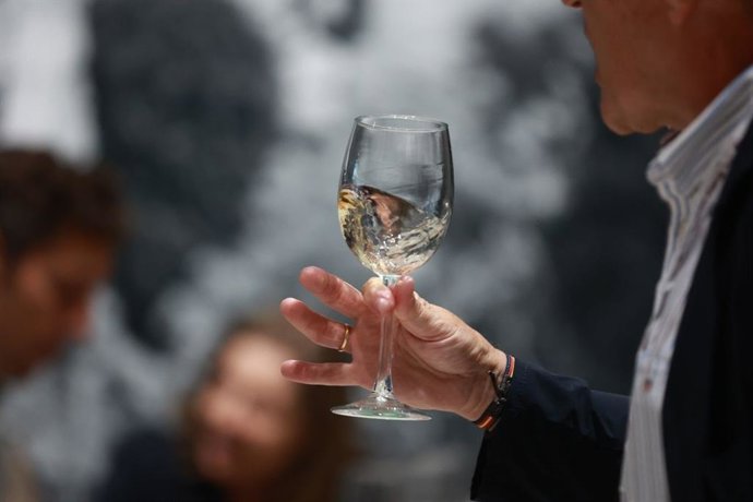 Una copa de vino blanco.