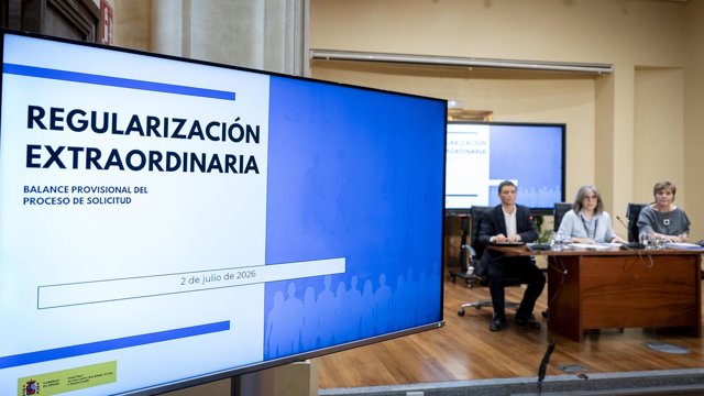 Archivo - Los secretarios de Estado de Migraciones y de Seguridad Social y Pensiones, Pilar Cancela (c) y Borja Suárez (i), junto con la secretaria general de Inclusión, Elena Rodríguez (d), durante una rueda de prensa