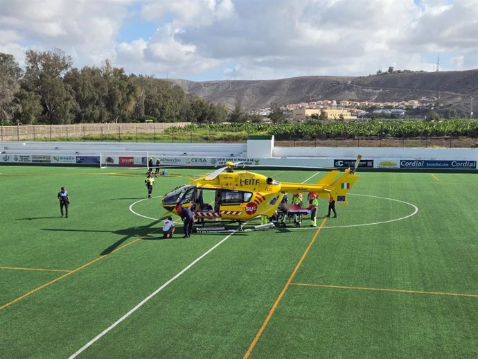 Helicóptero del SUC en el traslado de un inmigrante grave a un hospital