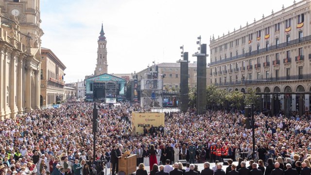 Más de 18.200 personas han asistido este sábado a la subida de la imagen de la Virgen en la plaza del Pilar.