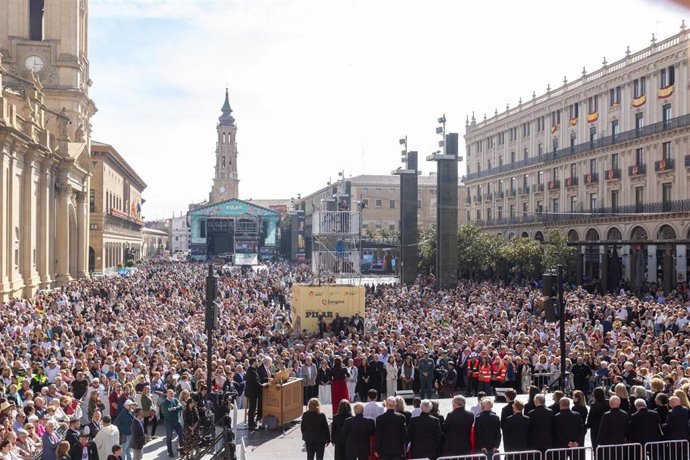 Más de 18.200 personas han asistido este sábado a la subida de la imagen de la Virgen en la plaza del Pilar.