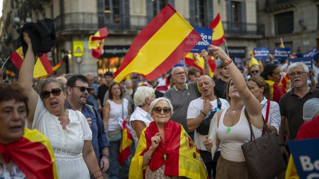 Archivo - Manifestantes durante una concentración en apoyo a la población ceutí, a 2 de septiembre de 2026, en Barcelona, Catalunya (España).