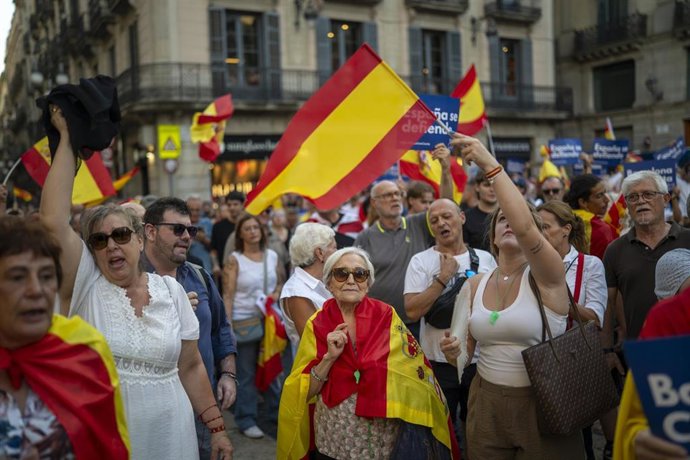 Archivo - Manifestantes durante una concentración en apoyo a la población ceutí, a 2 de septiembre de 2026, en Barcelona, Catalunya (España). 