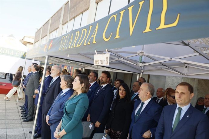 Actos conmemorativos del Día del Pilar en el cuartel de la Guardia Civil en Oviedo.