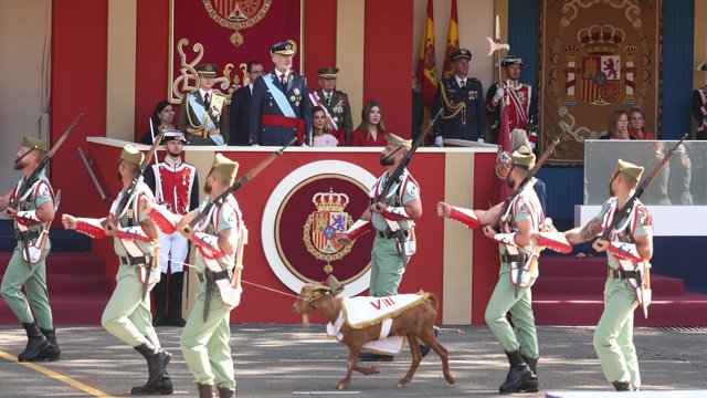 El Rey Felipe VI durante el acto solemne de homenaje a la bandera nacional y desfile militar por el 12 de octubre, Día de la Hispanidad, en la Plaza de Cánovas del Castillo, a 12 de octubre de 2026, en Madrid (España).