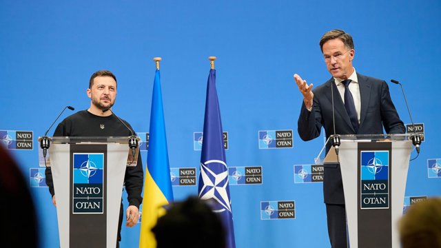Archivo - El secretario general de la OTAN, Mark Rutte, con el presidente de Ucrania, Volodimir Zelenski, durante una rueda de prensa.