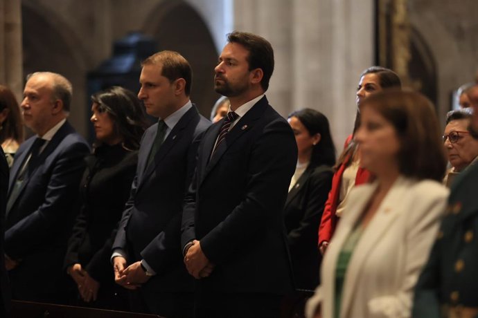 El presidente del PP de Asturias, Álvaro Queipo, y el secretario general de Foro Asturias, Adrián Pumares, en la misa del Día del Pilar.