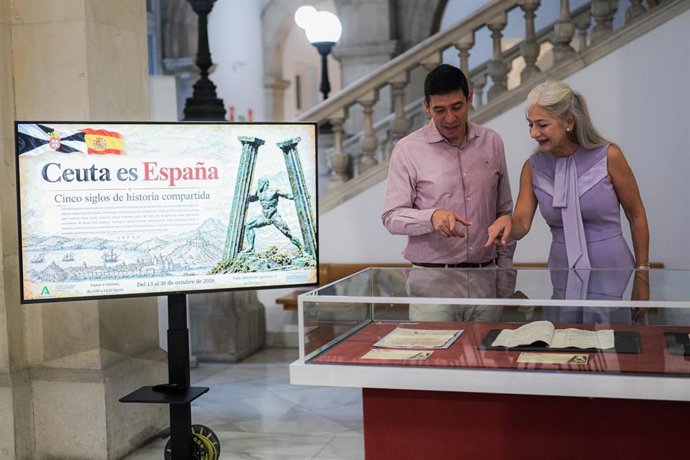 La consejera de Cultura, Patrimonio Histórico y Deporte, Patricia del Pozo, en el Archivo Histórico Provincial hispalense.