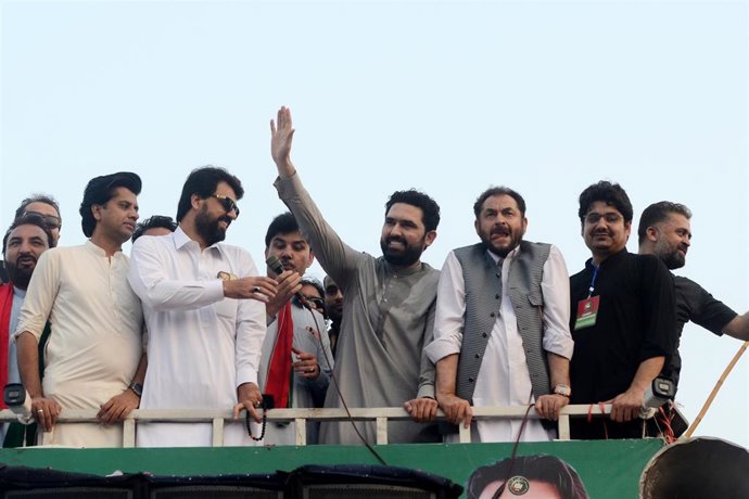 En el centro de la imagen, el ministro principal de Jáiber Pastunjua, en Sohail Afridi, en una marcha en apoyo del dirigene encarcelado  Imran Jan