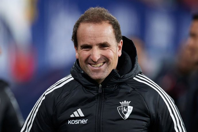 Archivo - Arquivo - Jagoba Arrasate, técnico do CA Osasuna, observa antes da partida da LaLiga EA Sports entre o CA Osasuna e o Rayo Vallecano, no El Sadar, em 15 de dezembro de 2023, em Pamplona, Espanha.