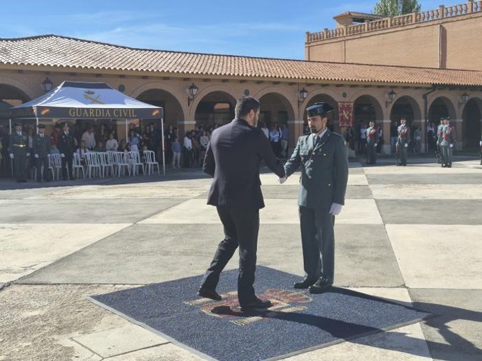 El vicepresidente del Gobierno de Aragón, Alejandro Nolasco, condecora al agente de la Guardia Civil Miguel López Dorado por sus 20 años de trayectoria en el cuerpo.