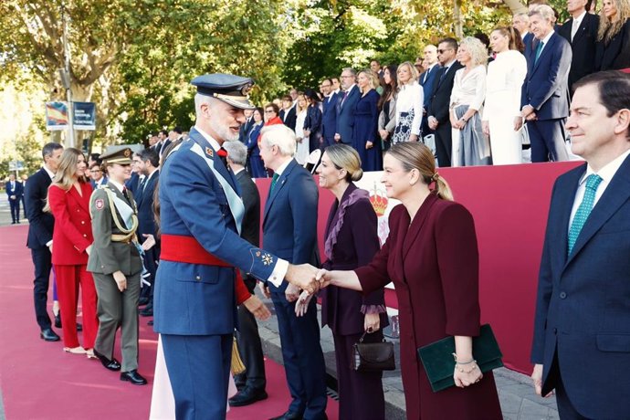 El Rey Felipe VI saluda a la presidenta del Govern, Marga Prohens, durante los actos institucionales por el 12 de octubre.