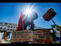 Continúa la tensión en Sol al volver a la acampada un grupo de personas con banderas de España y cruces de Borgoña