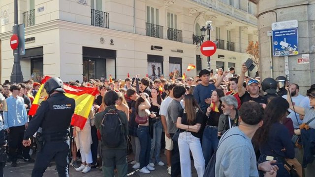 Tensión en la Puerta del Sol al acudir a la acampada un grupo de personas con banderas de España y cruces de Borgoña