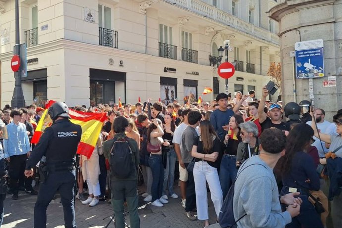 Tensión en la Puerta del Sol al acudir a la acampada un grupo de personas con banderas de España y cruces de Borgoña