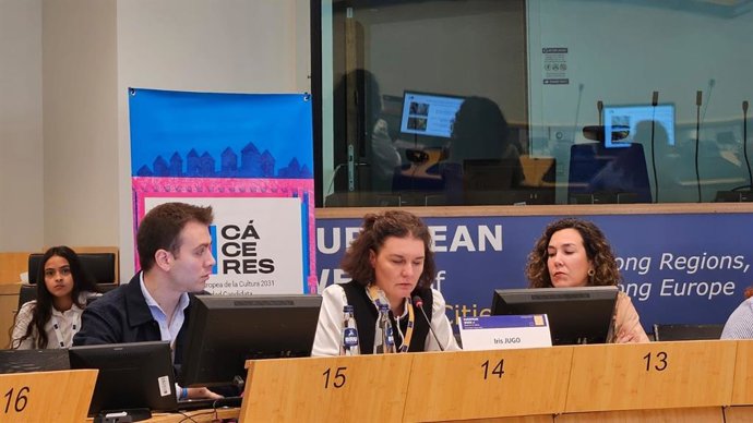 Un momento de la intervención de la coordinadora general de la candidatura de Cáceres a Capital Europea de la Cultura 2031, Iris Jugo