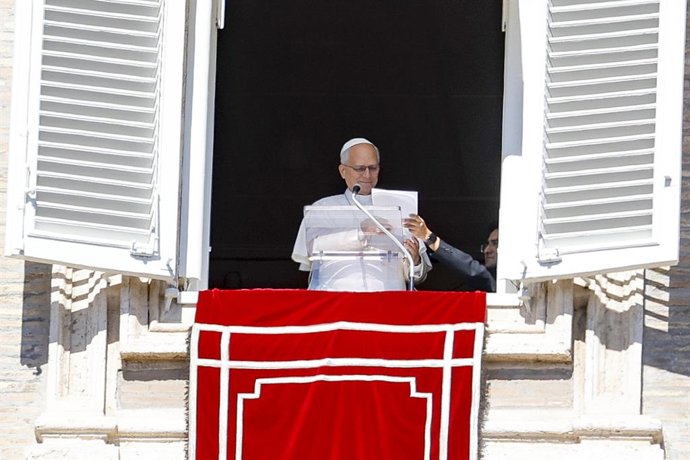 11 de outubro de 2026, Cidade do Vaticano, VATICANO: O Papa Leão XIV conduz a oração do Ângelus da janela de seu gabinete com vista para a Praça de São Pedro, na Cidade do Vaticano, em 11 de outubro de 2026.  ANSA/FABIO FRUSTACI, Imagem: 1142295272, Licen