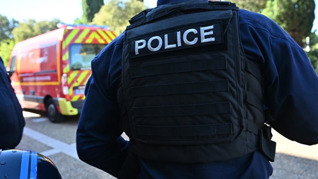 Un agente de policía en las inmediaciones del centro educativo en el sur de Francia donde dos docentes han sido heridos de bala