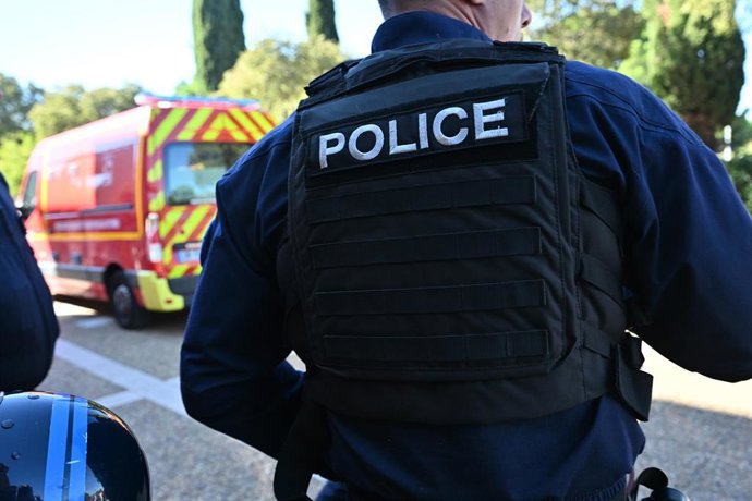 Un agente de policía en las inmediaciones del centro educativo en el sur de Francia donde dos docentes han sido heridos de bala