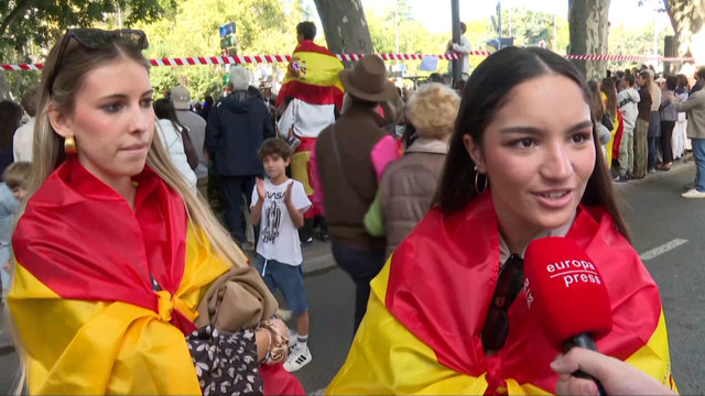 Asistentes al desfile destacan el buen ambiente pese a la crispación social y po