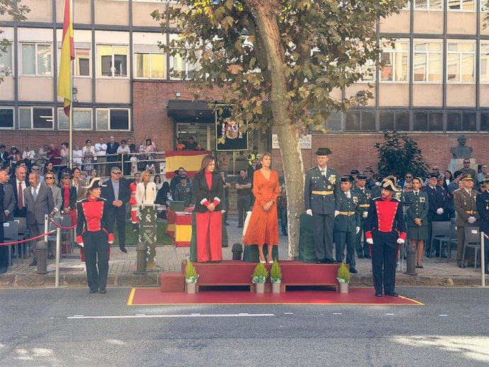 La presidenta del Gobierno de Navarra, María Chivite (c), junto con la delegada del Gobierno en Navarra, Alicia Echeverría, y el coronel jefe de la Guardia Civil de Navarra, José Miguel Barbero.