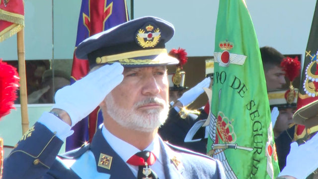 Los reyes presiden un desfile militar marcado por el adelanto electoral