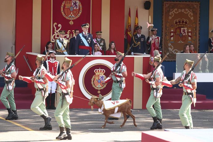 El Rey Felipe VI durante el acto solemne de homenaje a la bandera nacional y desfile militar por el 12 de octubre, Día de la Hispanidad, en la Plaza de Cánovas del Castillo, a 12 de octubre de 2026, en Madrid (España). Los actos comienzan con el izado de 